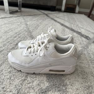 White Nike Air Max 90